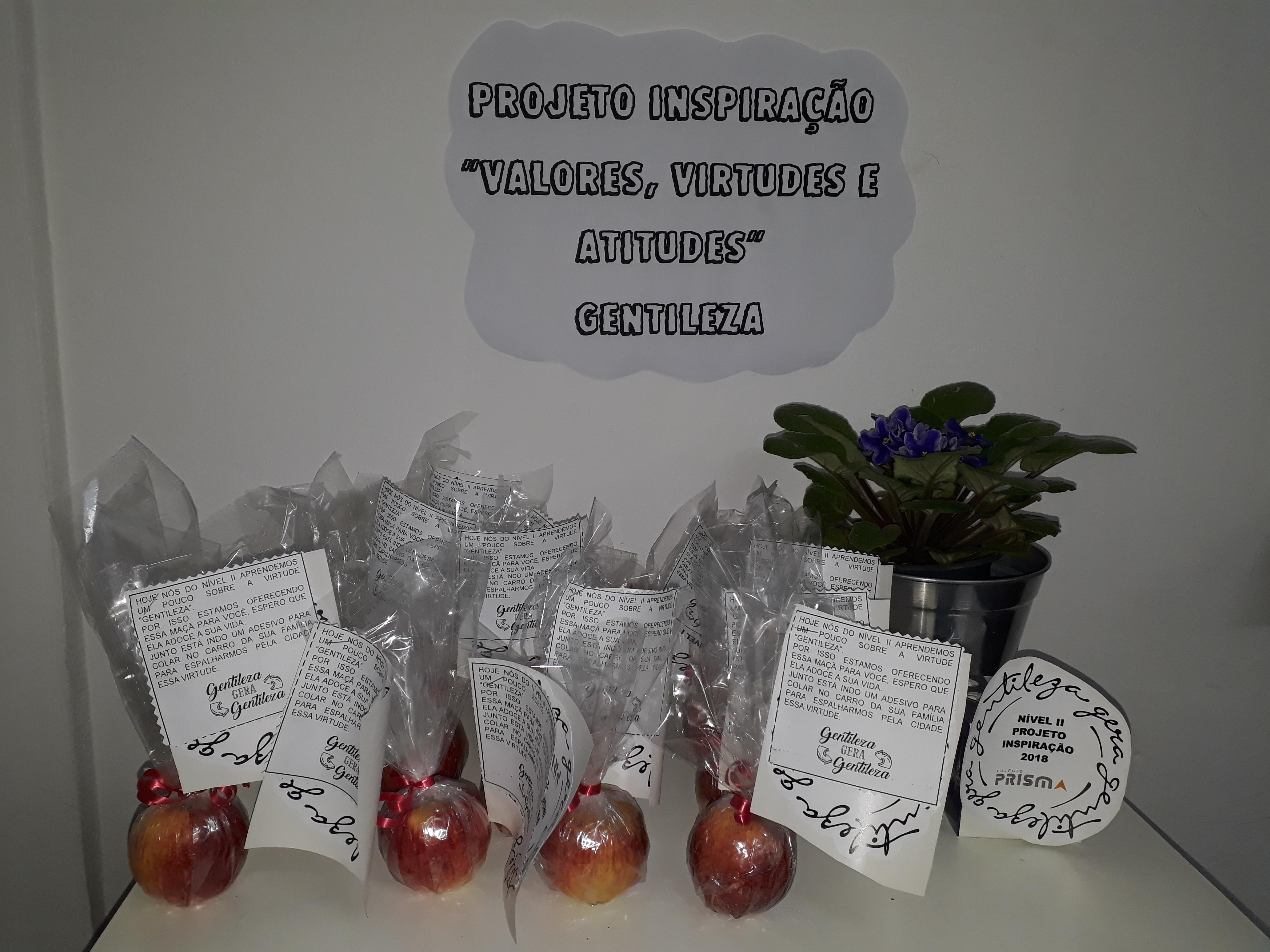 Nível II distribuiu maçãs e adesivos de gentileza para os alunos do 9º ano e para os funcionários.